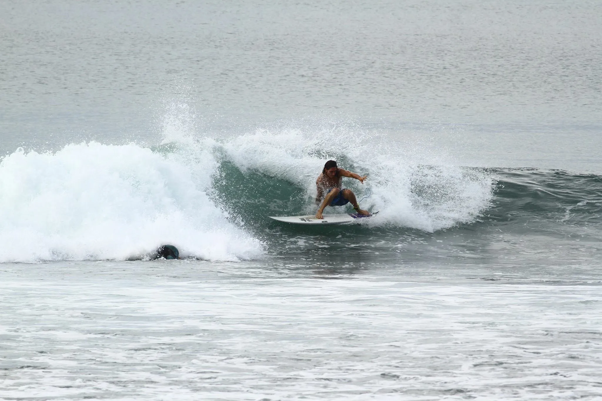 Votre moniteur de Surf en plein action sur une belle vague de l'océan indien
