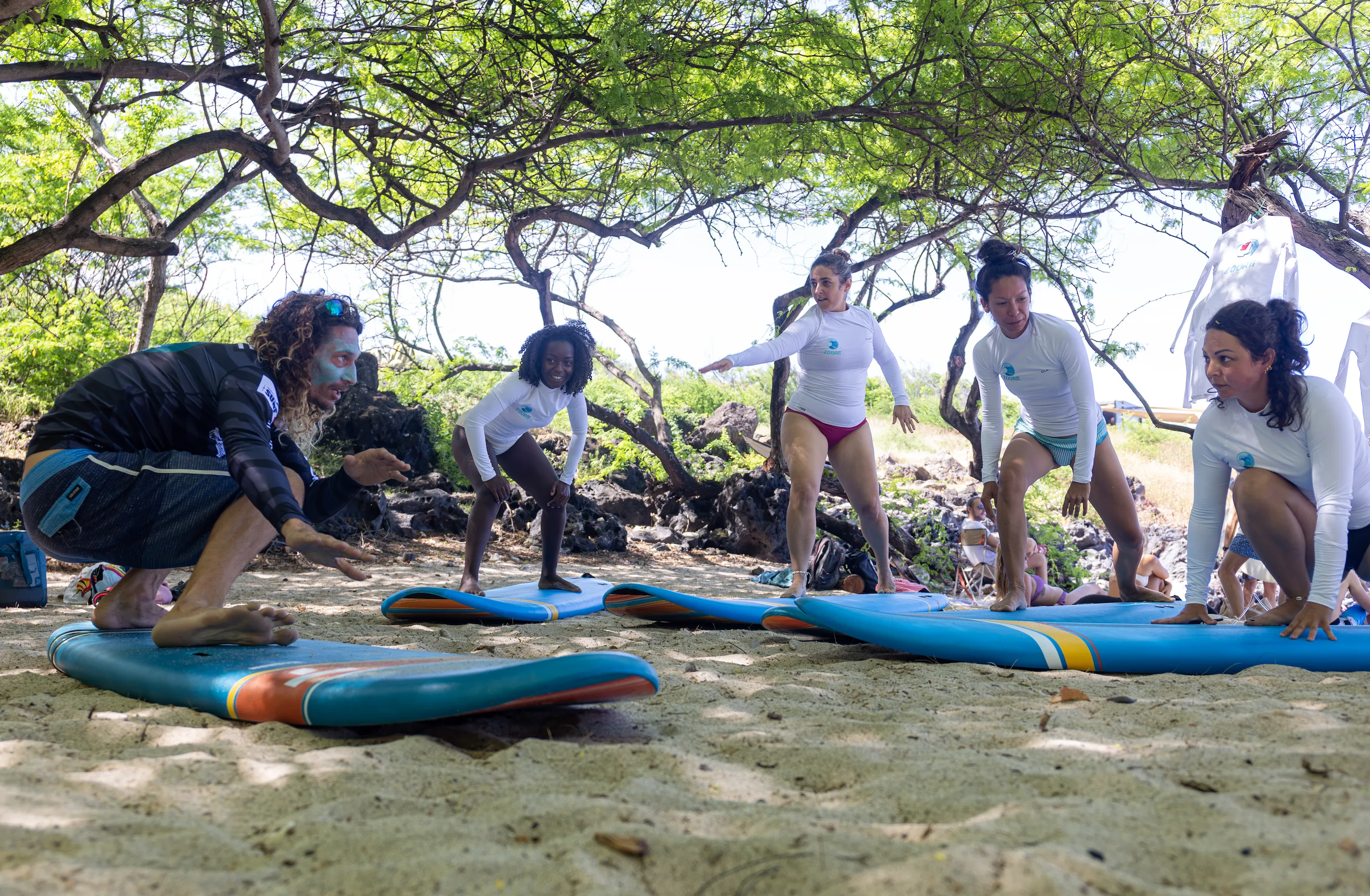 Super groupe en cours de Surf collectifs à La Réunion - Sourire & Partage