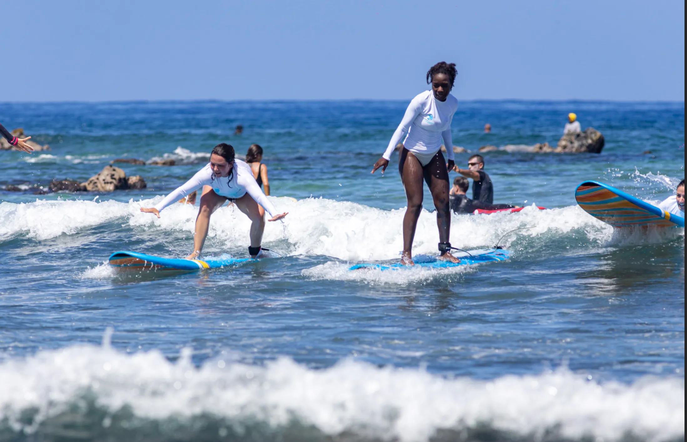 Cours de surf débutant à La Réunion pour apprendre le redressement, l’équilibre et la sécurité
