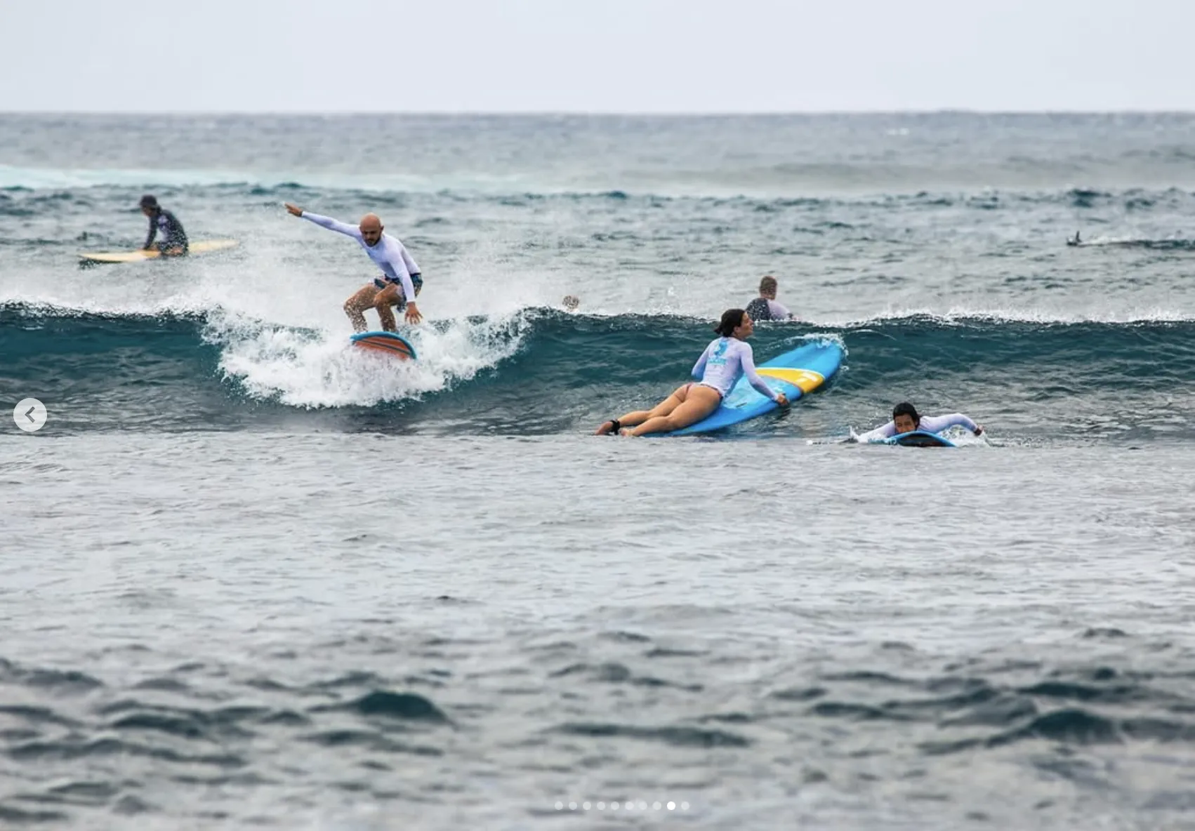Surfeur en progression apprenant à lire les vagues et à se placer sur un spot de surf à La Réunion.