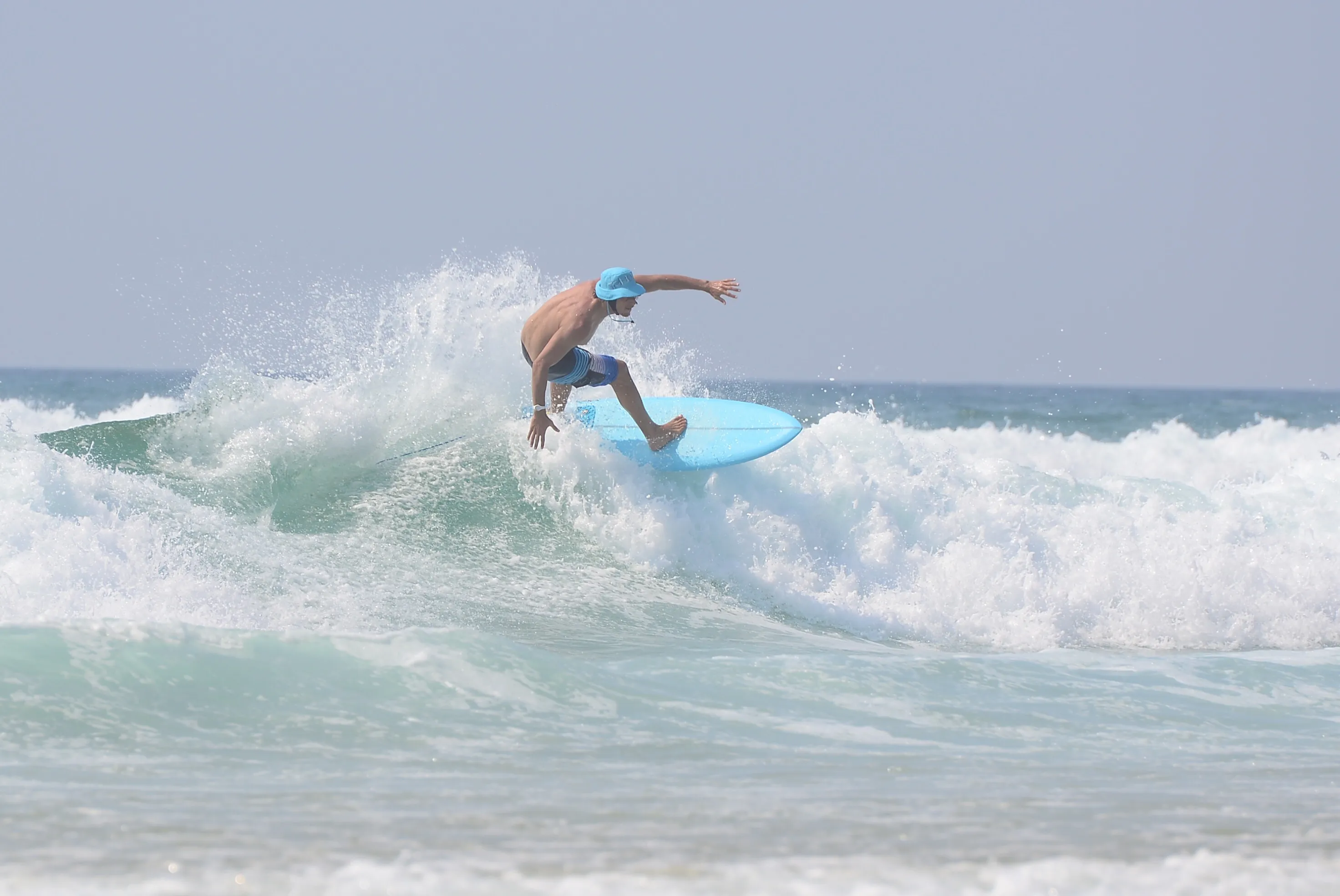 Cours de perfectionnement surf à La Réunion avec analyse vidéo, trajectoires et lecture de la vague