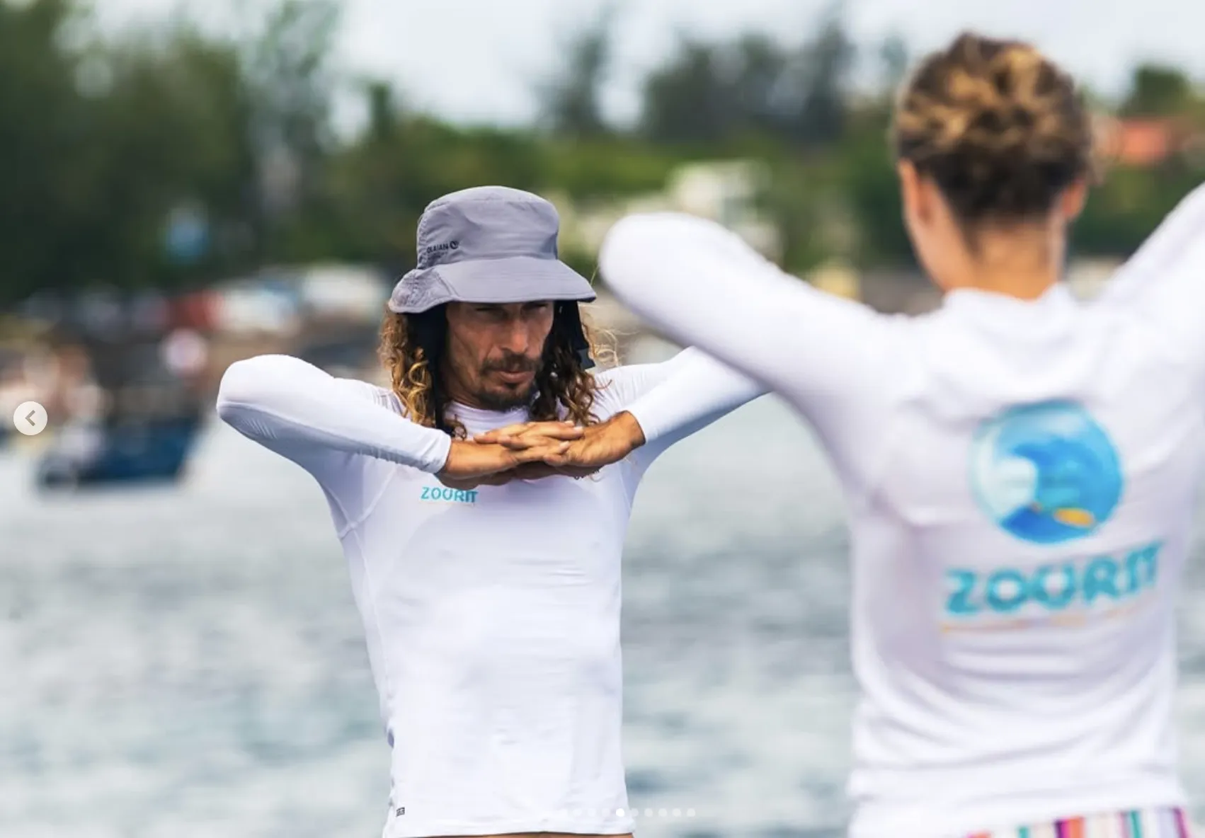 Éveil musculaire et préparation physique avant une session de surf avec Zourit École de Surf à La Ré