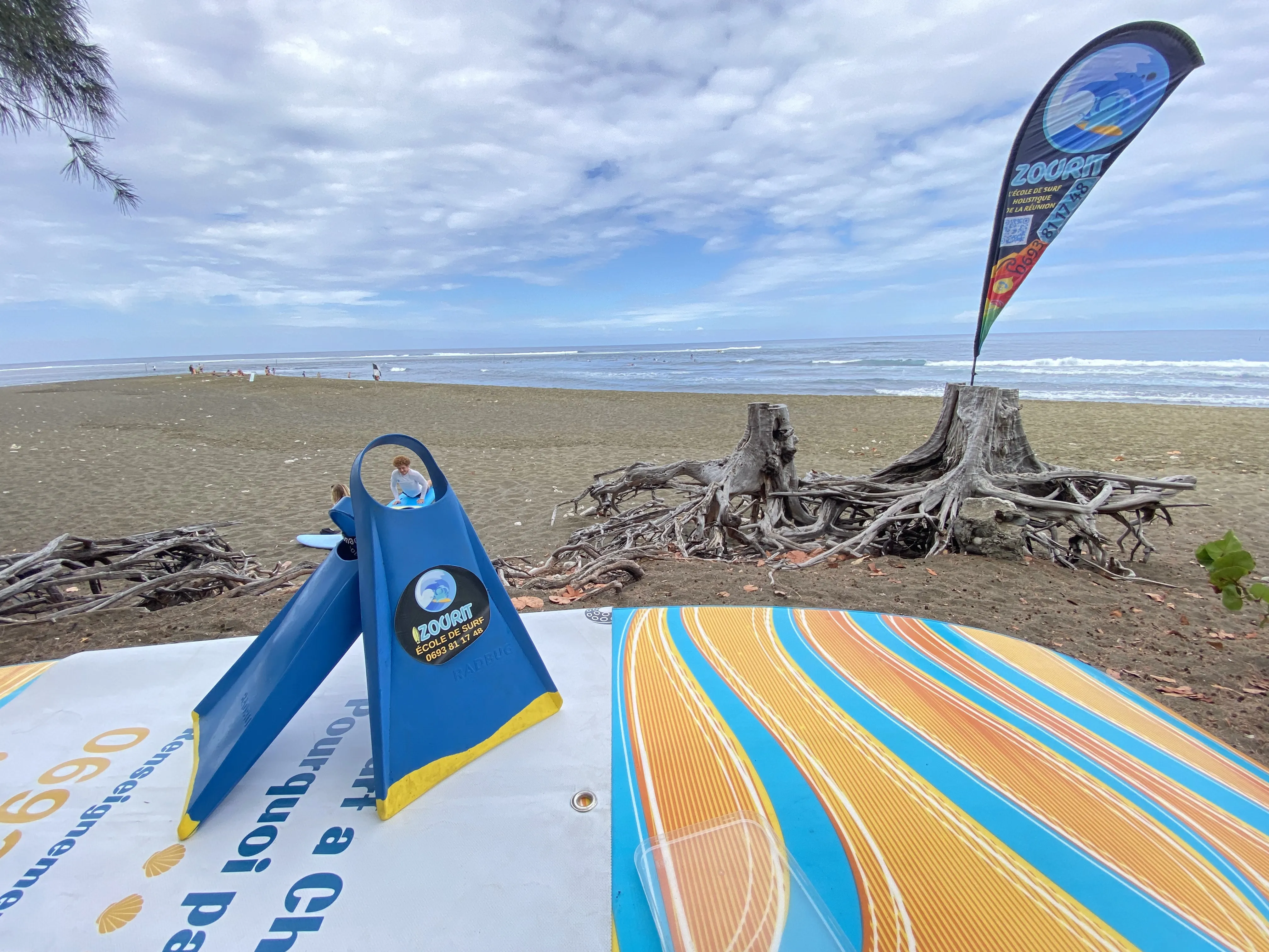 Location de palmes pour bodyboard et bodysurf à l'Étang-Salé avec Zourit École de Surf à La Réunion