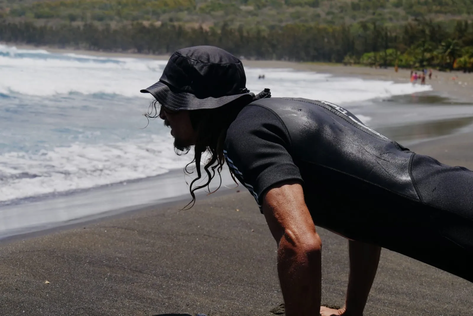Éveil musculaire et préparation physique avant une session de surf avec Zourit École de Surf à La Ré